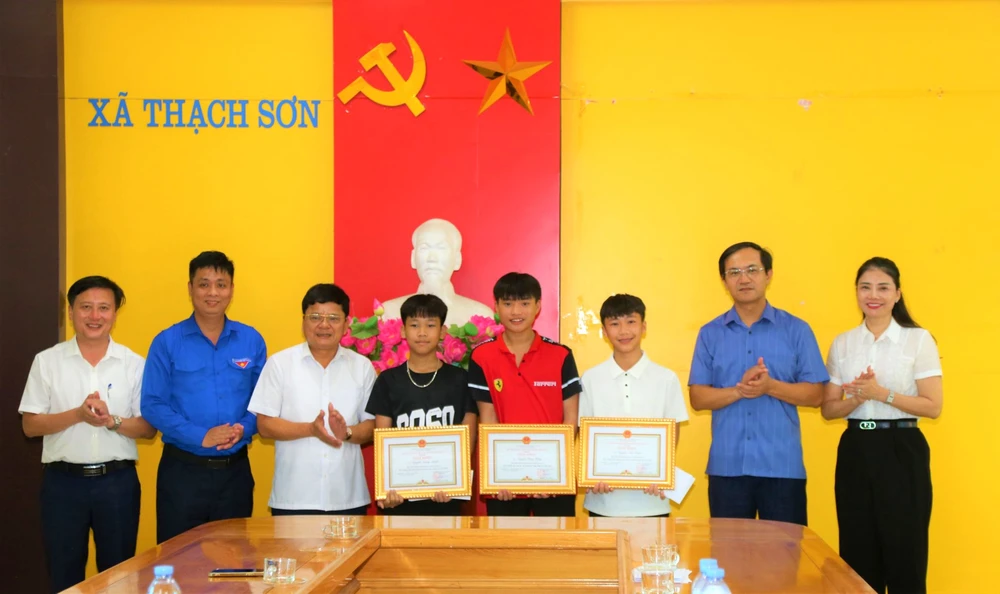 Khen thưởng 3 nam học sinh dũng cảm cứu 2 em nhỏ bị đuối nước | BÁO SÀI GÒN GIẢI PHÓNG