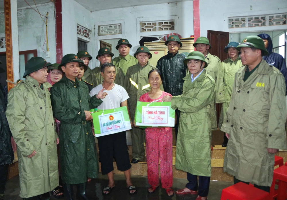 Lãnh đạo Quân khu 4 và lãnh đạo tỉnh Hà Tĩnh tặng quà động viên các gia đình tại xã Cẩm Dương