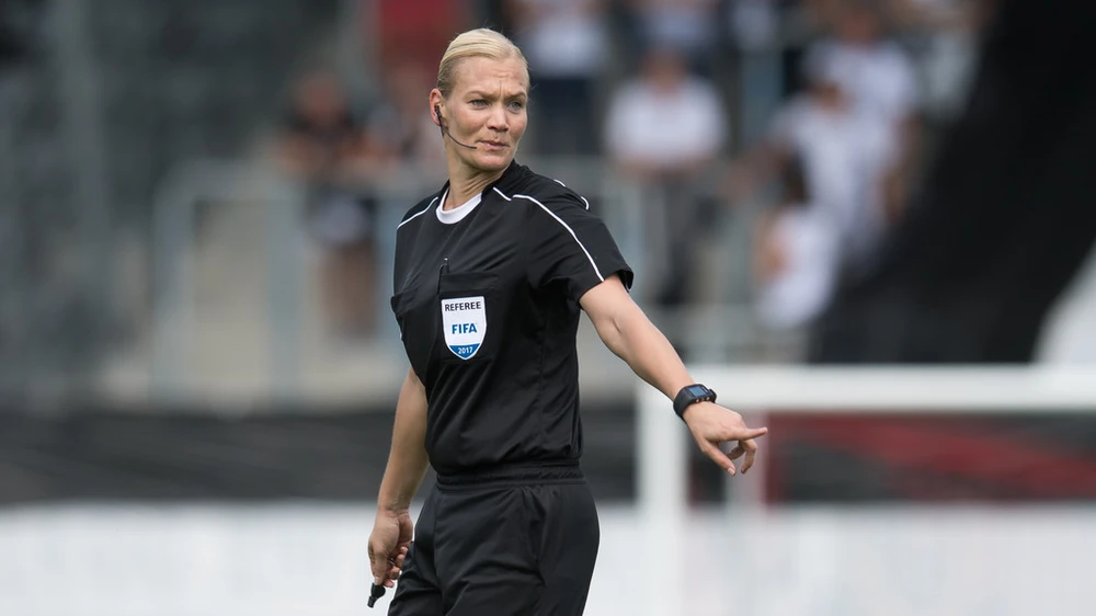 Trọng tài Bibiana Steinhaus sẽ đi vào lịch sử với tư cách là người phụ nữ đầu tiên điểu khiển các trận đấu ở Bundesliga.