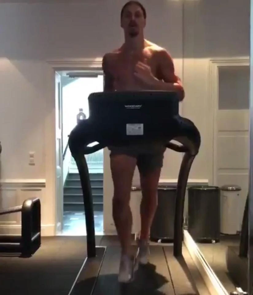 Hình ảnh Zlatan Ibrahimovic đang nỗ lực tập chạy.