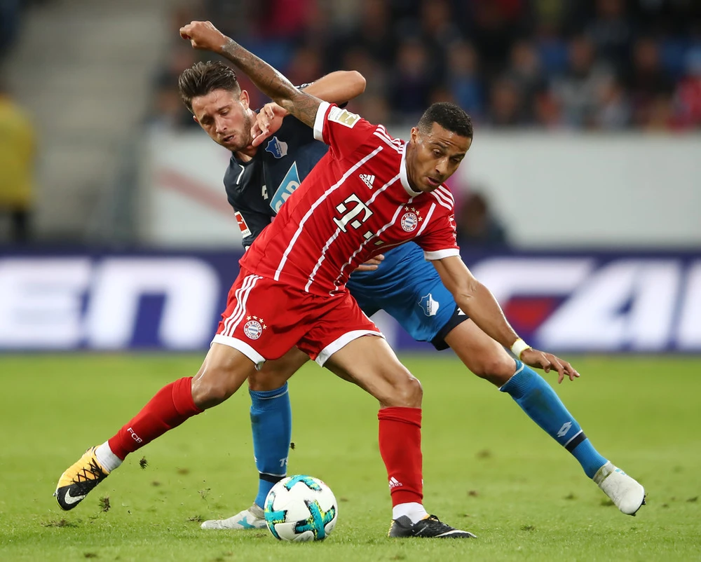 Bayern Munich (phía trước) đã bỏ lỡ cơ hội vươn lên ngôi đầu bảng khi bất ngờ thua trắng trên sân của Hoffenheim. Ảnh: Getty Images