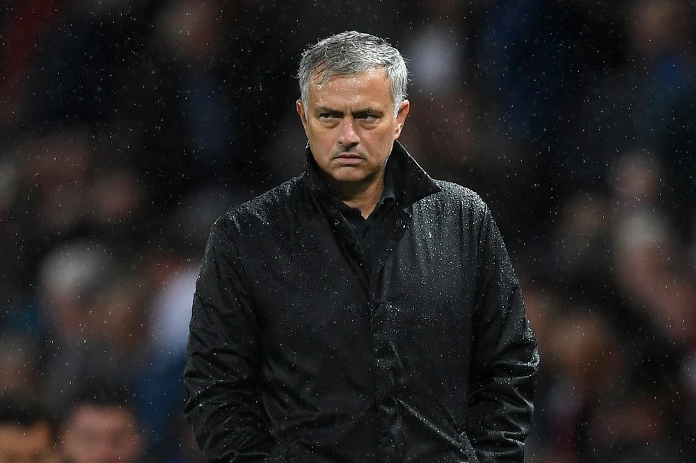 Vẻ mặt không hài lòng của Mourinho dù Man.United thắng lớn. Ảnh: Getty Images