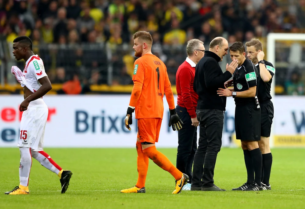 Tranh cãi đã nổ ra sau khi VAR công nhận bàn thắng không hợp lệ cho Dortmund. Ảnh: Getty Images