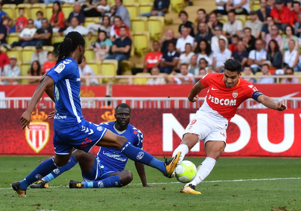 Cú dứt điểm đã mang lại cho Radamel Falcao (phải) bàn thắng thứ 9 ở Ligue 1 mùa này. Ảnh: Getty Images