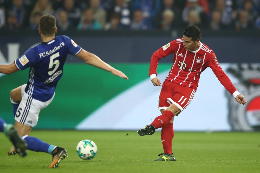 Tình huống James Rodriguez (phải) ghi được bàn thắng đầu tiên cho mình ở Bundesliga. Ảnh: Getty Images
