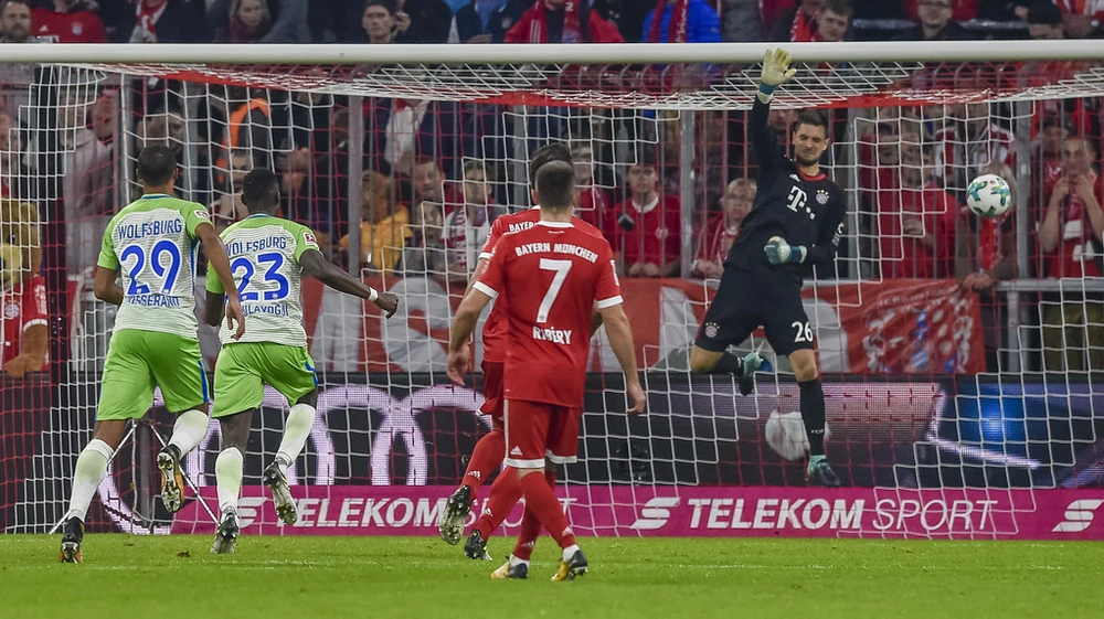 Sai lầm của thủ môn Sven Ulreich (bìa phải) đã khiến Bayern Munich phải trả giá bằng một kết quả hòa trước Wolfsburg. Ảnh: Getty Images