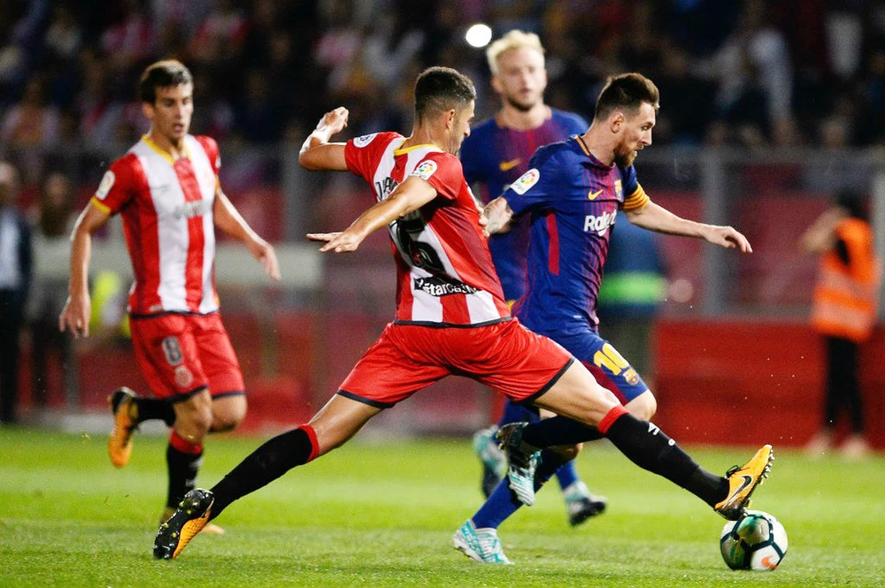 Barca (đỏ xanh) có chiến thắng may mắn trước Girona. Ảnh: Getty Images