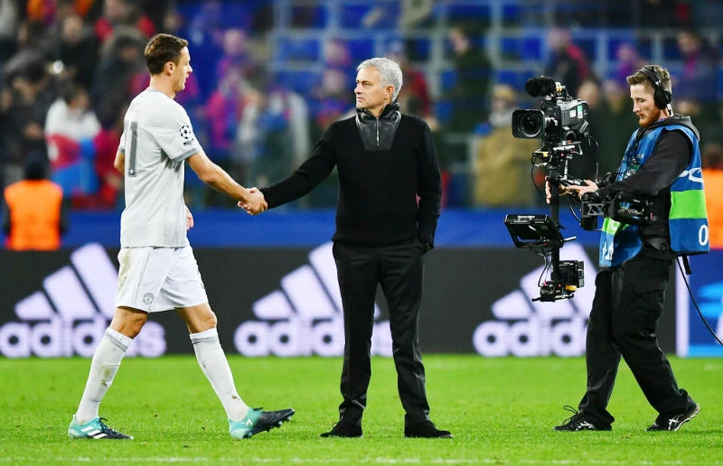 Jose Mourinho ra sân để chúc mừng cầu thủ sau trận đấu. Ảnh: Getty Images