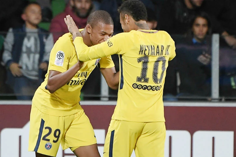Niềm vui của Kylian Mbappe (trái) và Neymar sau một bàn thắng của Paris SG. Ảnh: Getty Images 