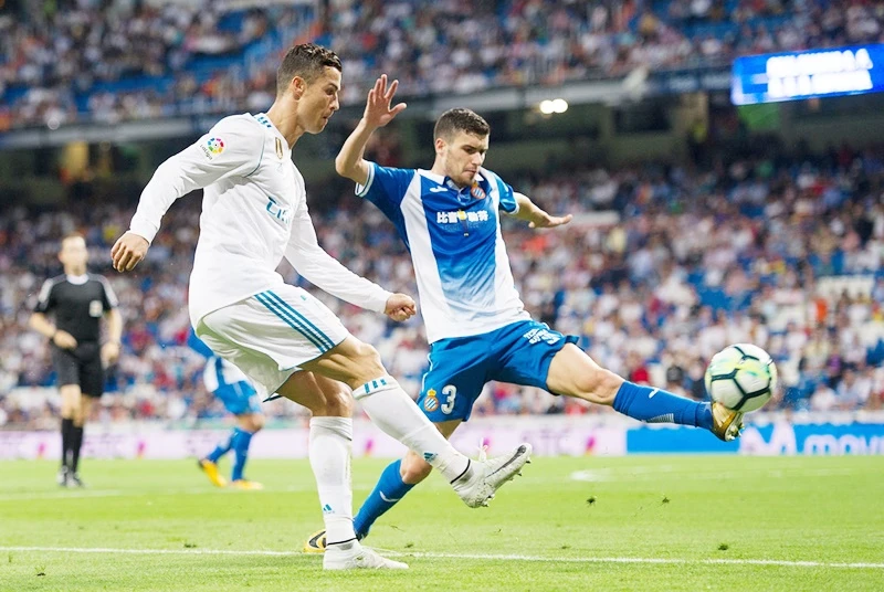 Ronaldo (trắng) cần phải sớm tìm lại cảm giác ghi bàn tại La Liga. Ảnh: Getty Images