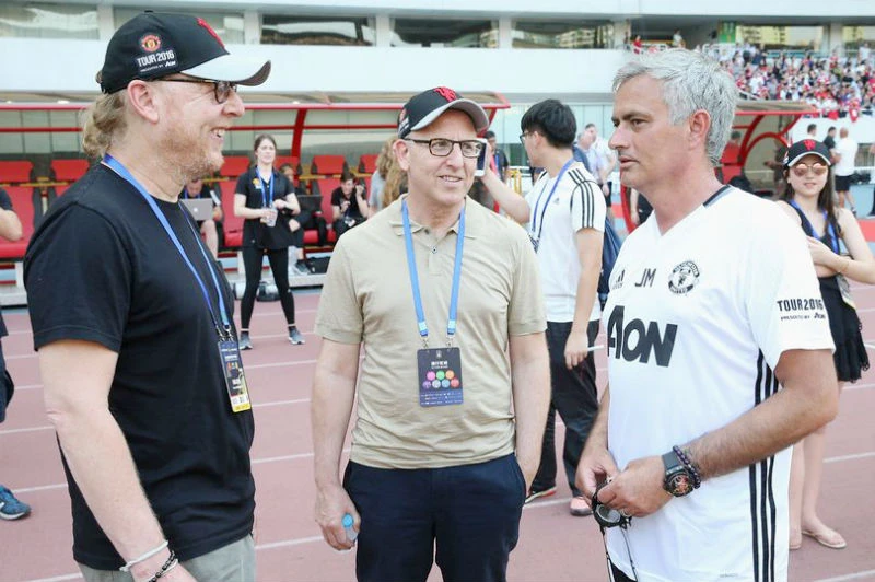 Jose Mourinho (phải) đang được ủng hộ tuyệt đối từ các ông chủ gia đình nhà Glazer. Ảnh: Getty Images 