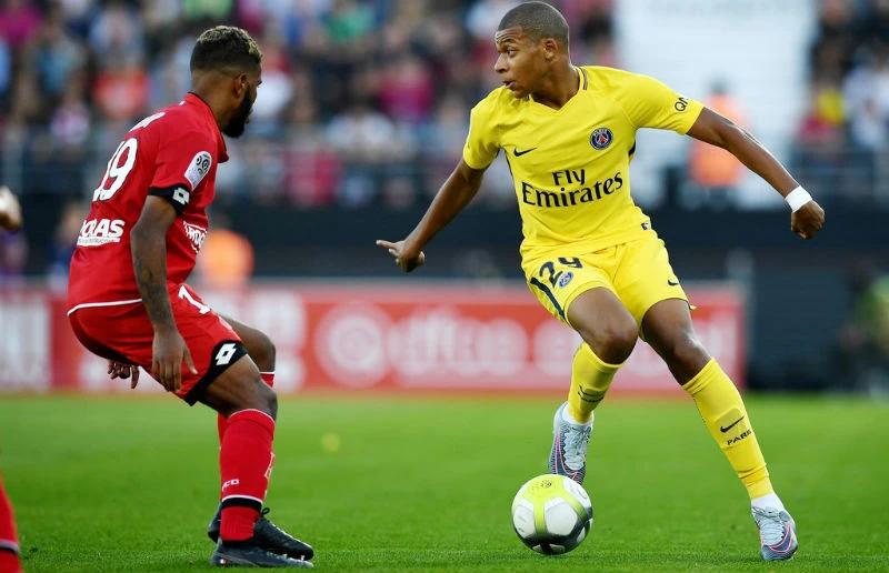 Kylian Mbappe (phải) của Paris SG đã bỏ lỡ nhiều cơ hội khi chơi ở vai trò mũi nhọn trong chiến thắng trước Dijon (2-1). Ảnh: Getty Images 