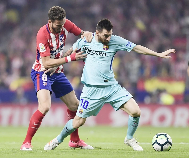 Messi (xanh) thi đấu không tốt trong hiệp một. Ảnh: Getty Images