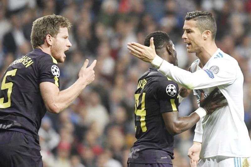 Ronaldo (trắng) và Vertonghen cãi nhau sau tình huống va chạm.Ảnh: Getty Images