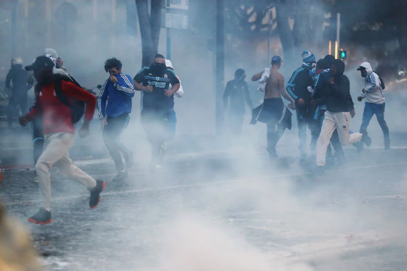 Các đường phố của Marseille chìm trong khói trước trận “kinh điển” của bóng đá Pháp. Ảnh: Getty Images 