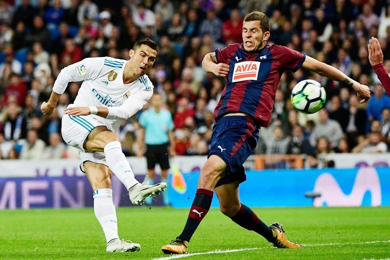 Ronaldo (trắng) tiếp tục thể hiện sự vô duyên trong việc tìm kiếm bàn thắng. Ảnh: Getty Images