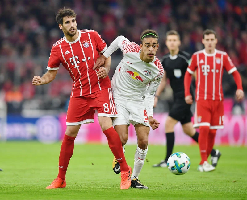Một trong những quyết định đầu tiên của HLV Jupp Heynckes khi trở lại Bayern Munich là đẩy Javi Martinez (trái) lên chơi ở hàng tiền vệ. Ảnh: Getty Images