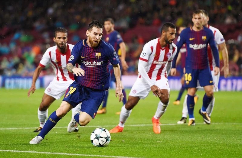 Messi (đỏ xanh) cùng đồng đội hứa hẹn sẽ có chiến thắng đậm trước Olympiacos. Ảnh: Getty Images