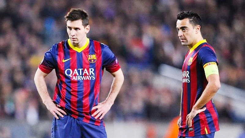 Xavi (phải) chỉ ra quy luật đặc biệt khi chơi với Messi. Ảnh: Getty Images.