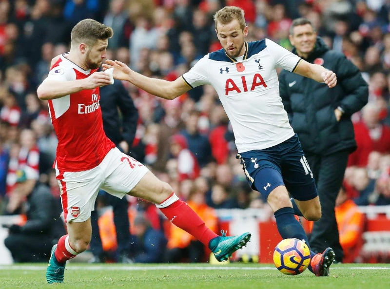 Cuộc chiến ở Emirates mang tính chất sống còn với cả Tottenham (phải) và Arsenal. Ảnh: Getty Images 