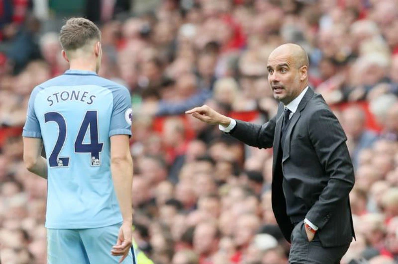 HLV HLV Pep Guardiola (phải) đang đối mặt khó khăn khi mất John Stones. Ảnh: Getty Images 