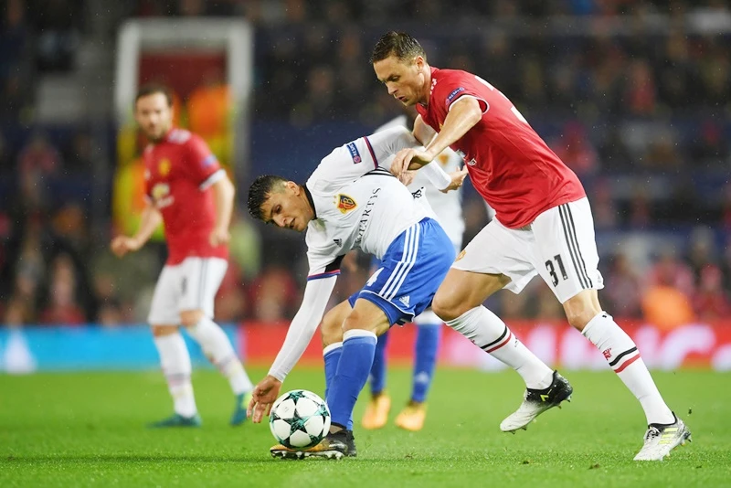 Man.United (đỏ) hướng đến chiến thắng trước Basel. Ảnh: Getty Images.