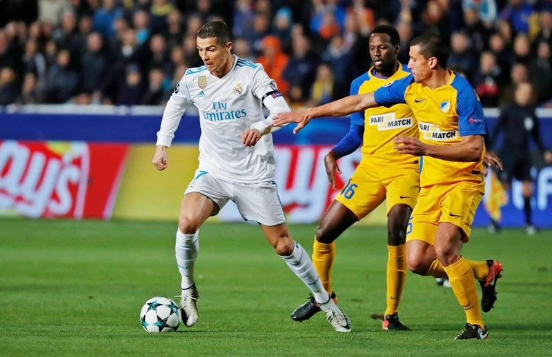 Ronaldo (trắng) lập cú đúp trong chiến thắng của Real. Ảnh: Getty Images.