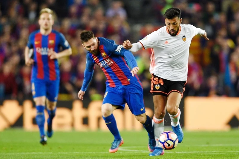 Valencia (trắng) liệu có cản được Barca? Ảnh: Getty Images