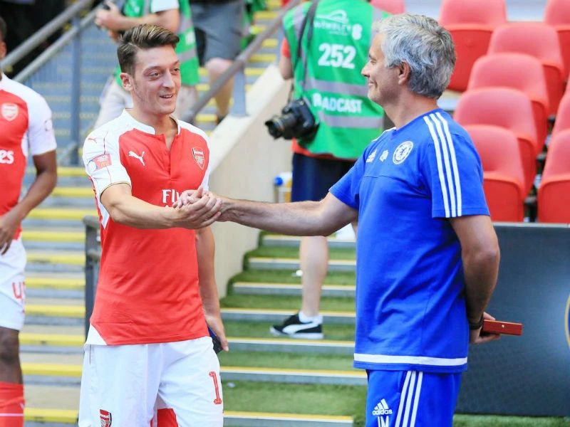 Mesut Oezil luôn giữ mối quan hệ rất tốt với HLV Jose Mourinho. Ảnh: Getty Images 