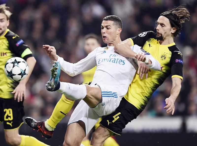 Ronaldo (trắng) và đồng đội có chiến thắng chật vật trước Dortmund. Ảnh: Getty Images