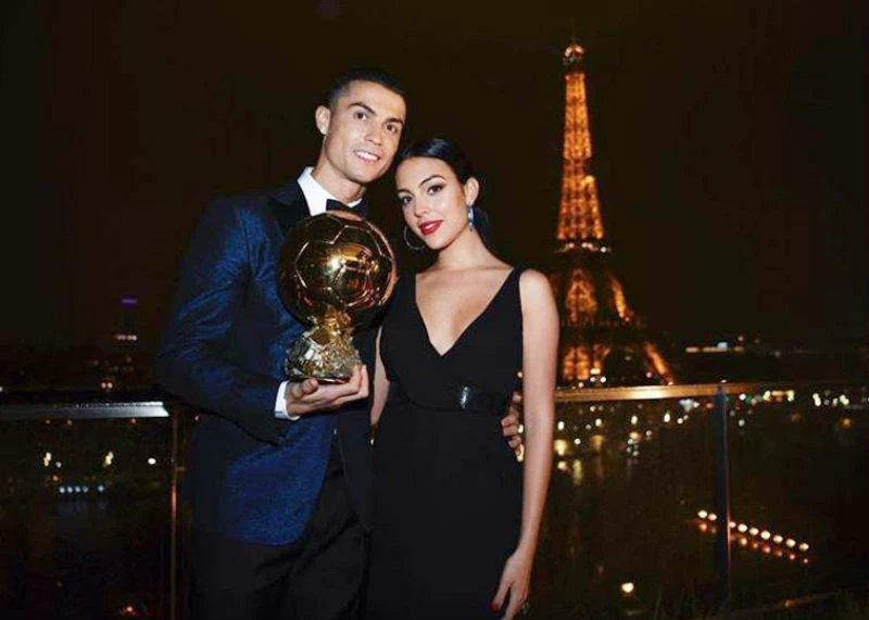 Cristiano Ronaldo mừng Quả bóng vàng 2017 bên cạnh bạn gái Georgina Rodriguez. Ảnh: Getty Images 