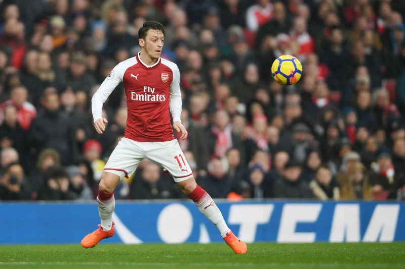 Dù tương lai bất ổn, Mesut Oezil vẫn tập trung chơi tốt cho Arsenal. Ảnh: Getty Images 