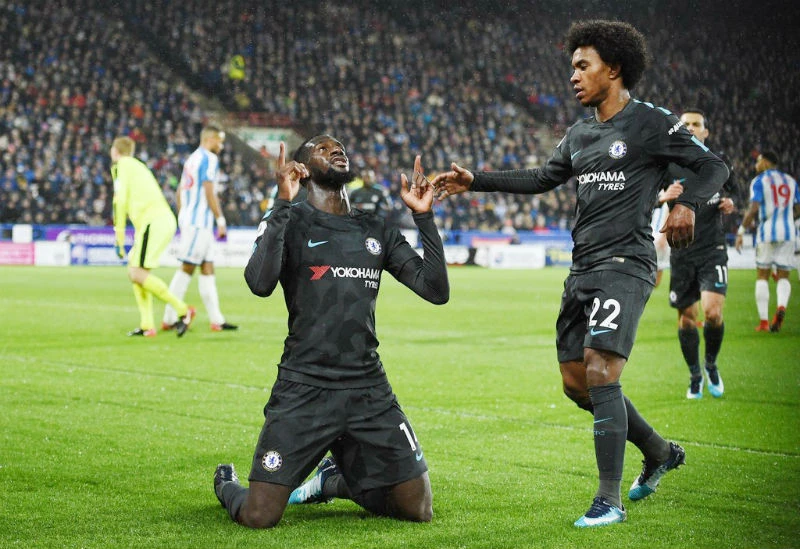 Tiemoue Bakayoko (trái) giải tỏa tâm lý sau bàn thắng mở tỷ số cho Chelsea. Ảnh: Getty Images 