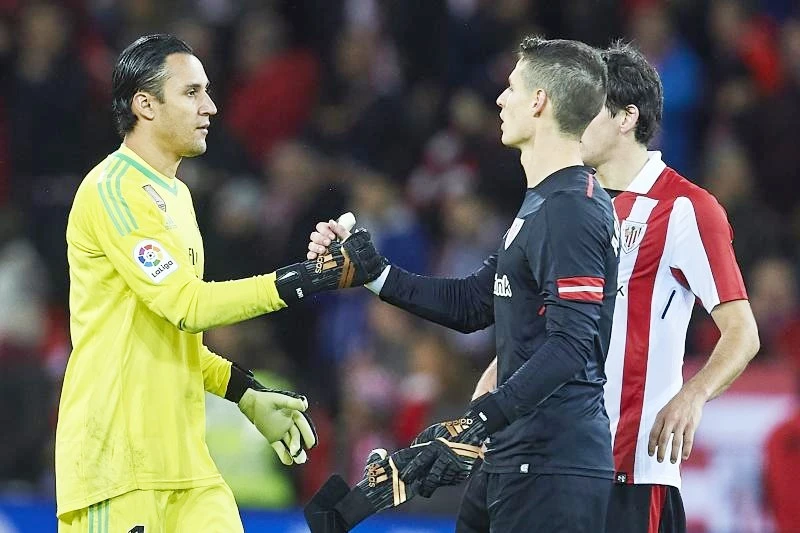 Arrizabalaga (phải) khó thay thế Navas ngay lập tức tại Real. Ảnh: Getty Images