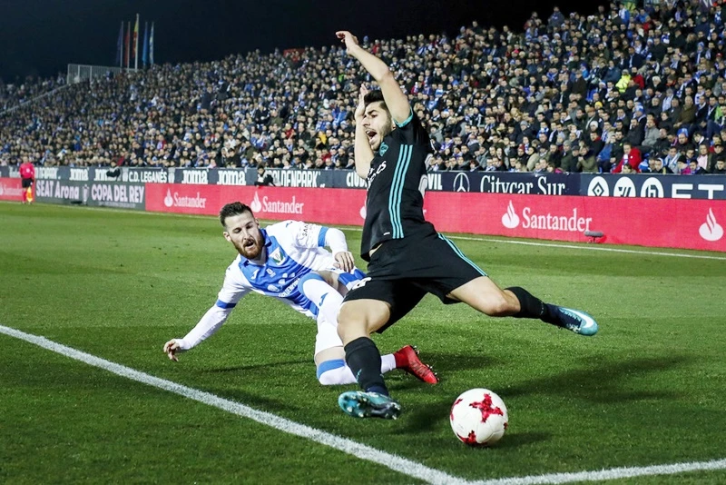 Asensio (đen) là người ghi bàn duy nhất cho Real. Ảnh: Getty Images.