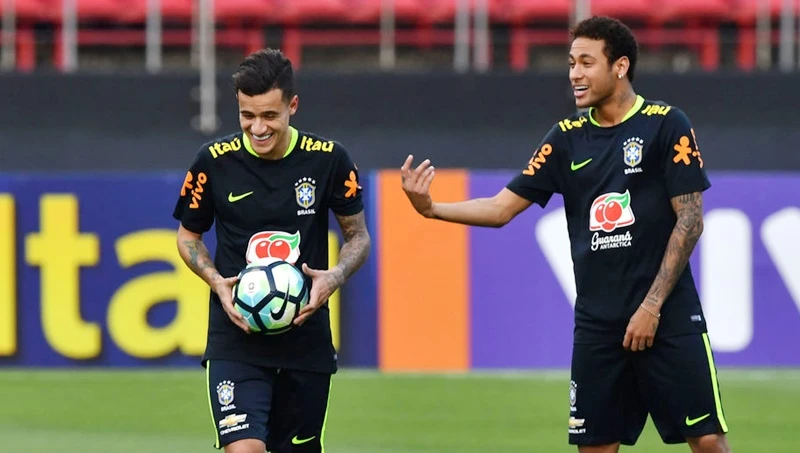 Coutinho (trái) tỏ ra rất khôn khéo hơn Neymar trong cách hòa nhập. Ảnh: Getty Images