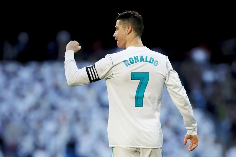 Ronaldo vẫn đang đóng vai người hùng đưa Real đến chiến thắng ở tuổi 33. Ảnh: Getty Images