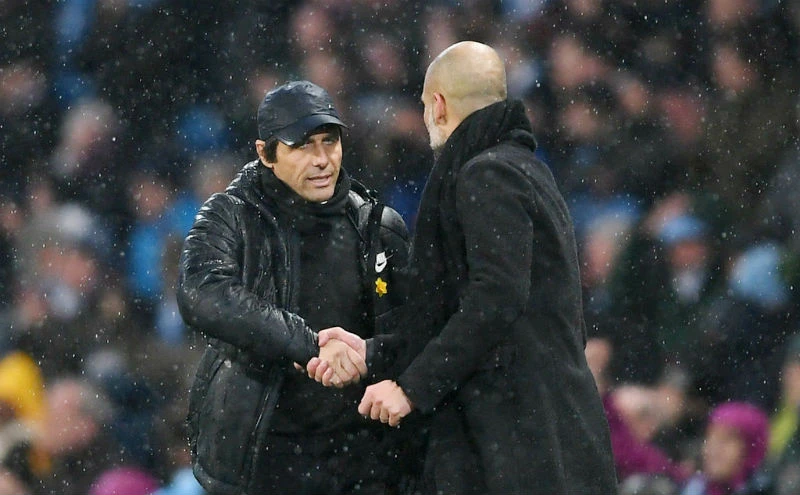 Antonio Conte (trái) thừa nhận thua tâm phục khẩu phục trước đồng nghiệp Pep Guardiola. Ảnh: Getty Images