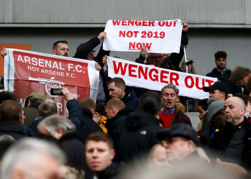 Vô số biểu ngữ yêu cầu Arsene Wenger từ chức ngay lập tức. Ảnh: Getty Images