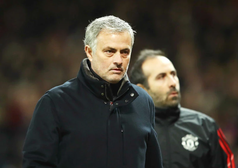 HLV Jose Mourinho thất vọng khi đã đánh rơi thêm 1 mục tiêu nữa của mùa giải. Ảnh: Getty Images 