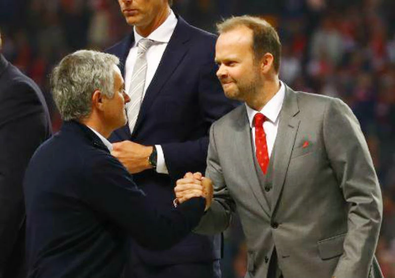 Jose Mourinho đang gây áp lực lên nhân vật đứng đầu công tác chuyển nhượng, Phó chủ tịch điều hành Ed Woodward (phải)? Ảnh: Getty Images 