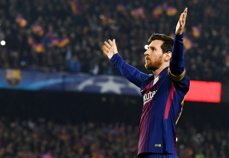 Messi “dằn mặt” luôn cả trọng tài.Ảnh: Getty Images