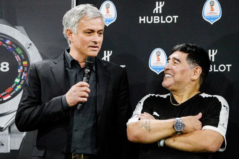 Jose Mourinho (trái) thoải mái bên cạnh huyền thoại Diego Maradona tại một sự kiện mới đây ở Thụy Sĩ. Ảnh: Getty Images 