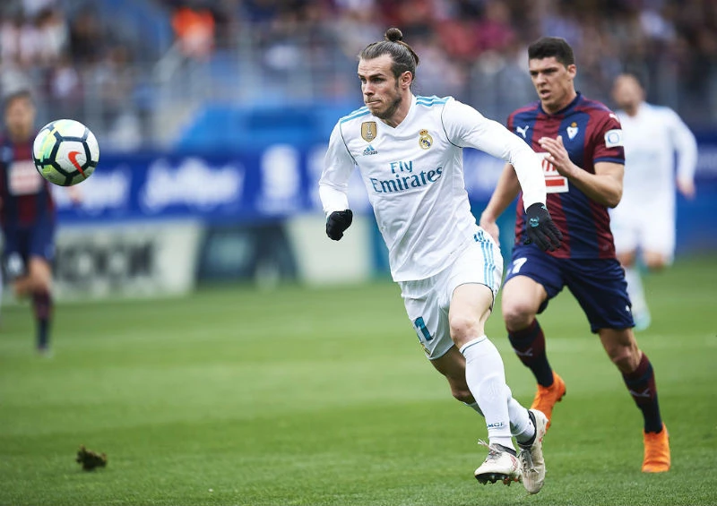 Man.United nên “hiểu chuyện” mà từ bỏ nỗ lực có Gareth Bale (trái). Ảnh: Getty Images 