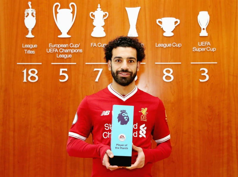 Mohamed Salah tự hào khoe giải thưởng trong phòng truyền thống. Ảnh: Getty Images 