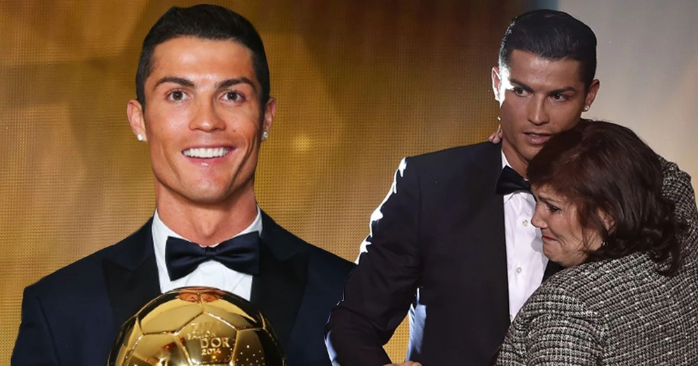 Ronaldo nâng cao Quả bóng Vàng thế giới trong vòng tay của mẹ. Ảnh: The Mirror