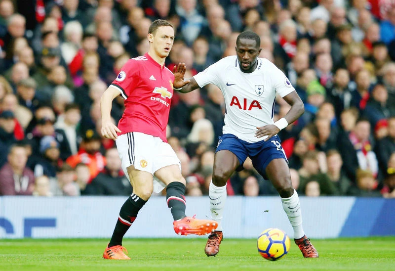 Nemanja Matic (trái, Man.United) đối đầu Moussa Sissoko (Tottenham). Ảnh: Getty Images