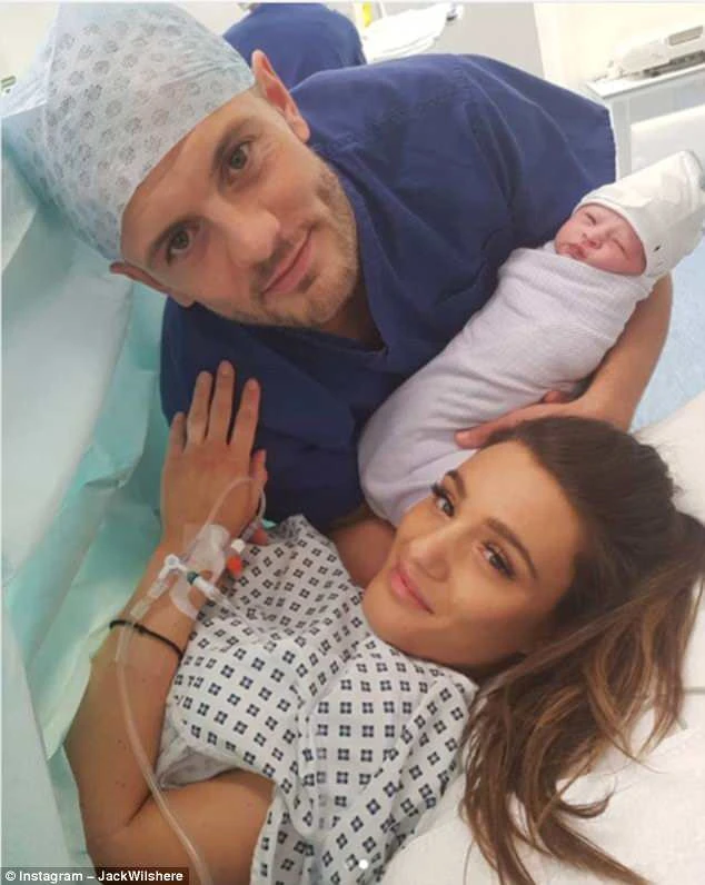 Wilshere hạnh phúc bên cạnh vợ và bé gái mới sinh. Ảnh: Daily Mail