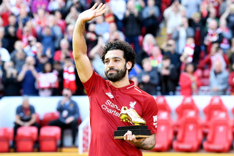 Mohamed Salah hạnh phúc khoe Giầy vàng. Ảnh: Getty Images 