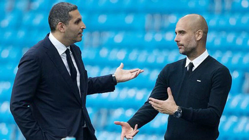 Pep Guardiola muốn cầu thủ nào, Khaldoon Al Mubarak (trái) sẽ đáp ứng. Ảnh: Getty Images 